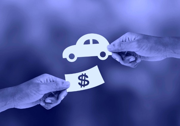 Muestra una imagen intercambiando un billete por un carro, ambos son caricaturas